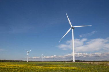 Yeşil çayır ve elektrik üreten Rüzgar türbinleri