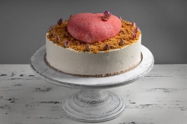 Ahşap arka planda beyaz çikolata jöleli Fransız kremalı pasta. Modern Avrupa pastası.