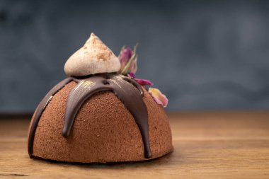 Ahşap arka planda çikolata jöleli Fransız kremalı pasta. Modern Avrupa pastası.