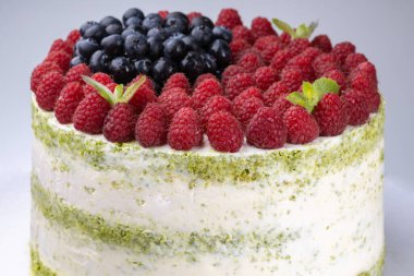 Rom ve limon şuruplu mojito cheesecake, ahududu, yaban mersini, nane.