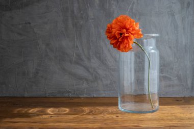 Cam vazo ve ahşap masada kırmızı haşhaş ile kırsal bir hayat