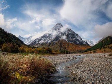 Kafkasya 'daki Kabardino-Balkarian doğa koruma alanında bulunan Tikhtengen dağı. 