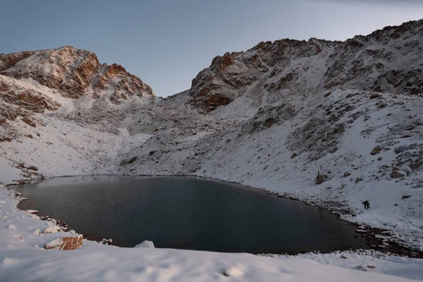 Gün Doğumunda Dağ Zirveleri Karla Kaplı Yüksek Dağ Gölü — Stok fotoğraf