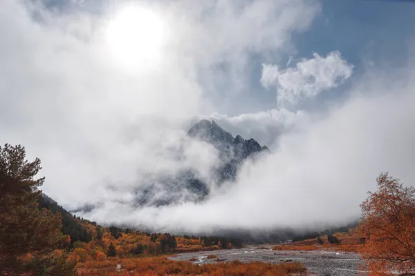 Tichtengen山脉被云层覆盖 前面是一片秋天的森林 — 图库照片