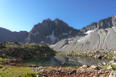 Teberda Doğa Rezervi 'ndeki yüksek dağ Markin kara gölü.