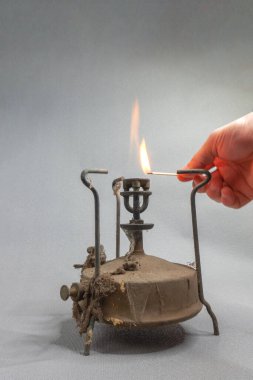 Toz içinde eski bir gazyağı primus Ve yanan bir ateş ile örümcek ağları