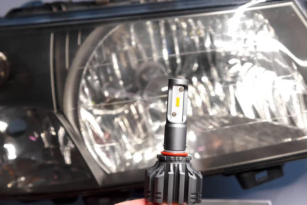 Egy Modern Led Lámpa Kesztyűs Kézzel Autós Fényszórónak Támasztva — Stock Fotó