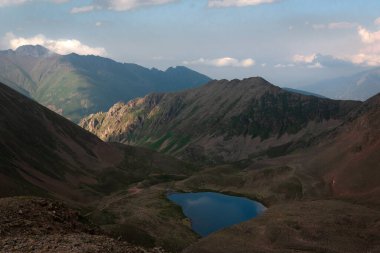 Mukhinsky Vadisi 'ndeki Teberda Biyosfer Rezervi' ndeki yüksek dağ gölü Shobaidak.