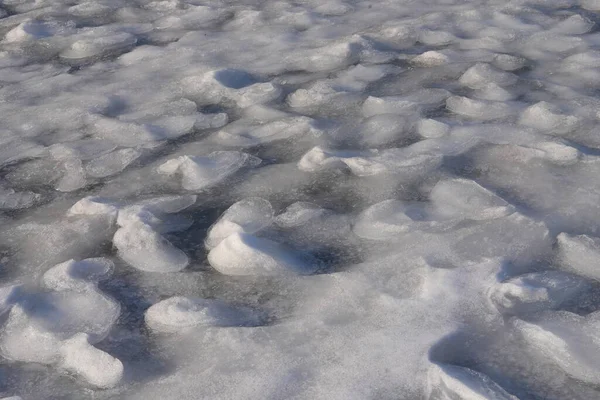 Neige fondante au printemps et traces rapprochées — Photo