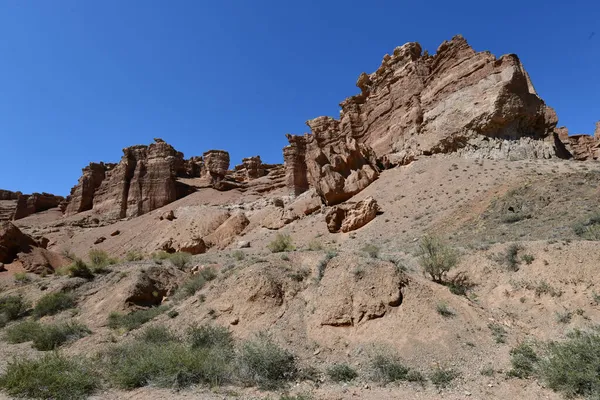 Вид на каньон, освещенный солнцем, с камнями и ярко выраженной текстурой желтоватого камня — стоковое фото