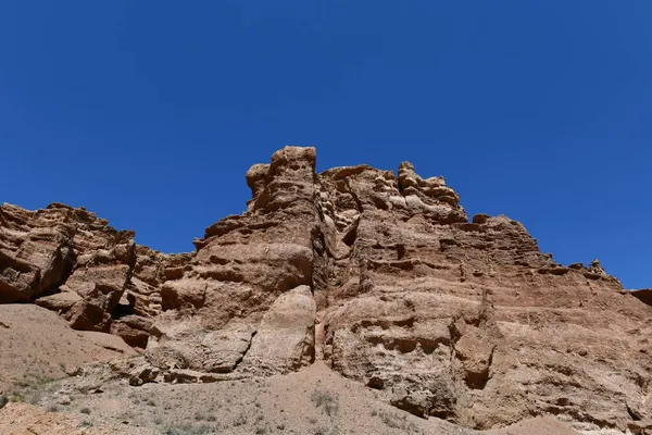Вид на каньон, освещенный солнцем, с камнями и ярко выраженной текстурой желтоватого камня — стоковое фото