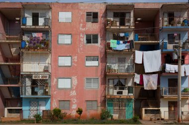 Çamaşırlar üst katlı bir apartmanın balkonlarında çamaşır iplerine asılıyor.