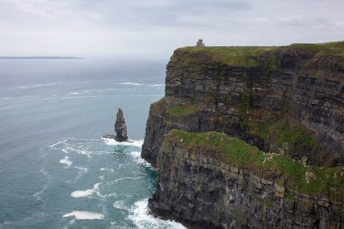 uçurumlar moher - Ey briens Kalesi günbatımında co. clare İrlanda Avrupa'nın kule.
