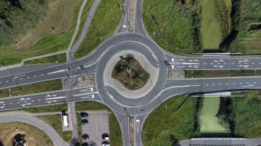 Hollanda 'nın kentsel bir bölgesindeki ana yoldaki bir kavşağın yukarıdan aşağı hava görüntüsü