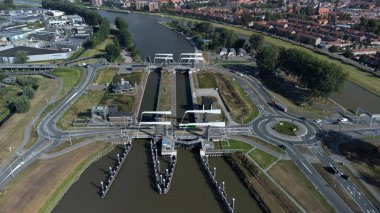 Köprü inşaatı nehirde kapılar kilitlendi, farklı su seviyelerinde geçen gemiler için kanal.
