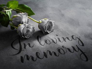 Güzel beyaz gül ve gri arka plan, üstten görünüm mum. Cenaze sembolü