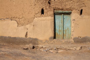 Güzel antik terk edilmiş harabeler çamur ya da kil duvar ve eski evin ahşap kapısı