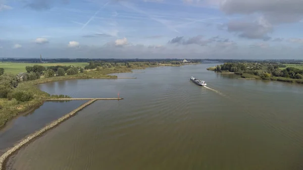 荷兰南荷兰Bergambacht村附近Lek河航景上的内陆集装箱船 — 图库照片