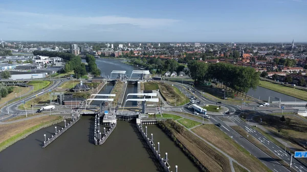 Köprü inşaatı nehirde kapılar kilitlendi, farklı su seviyelerinde geçen gemiler için kanal.