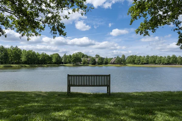 Benche Voorzijde Van Het Meer Stadspark Met Blauwe Lucht Landschap — Stockfoto