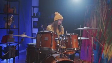 Konsere hazırlanırken, sahnede davul çalan genç kadının portre görüntüsünü belden yukarı kaldırın. Müzik konseptinin memnuniyeti