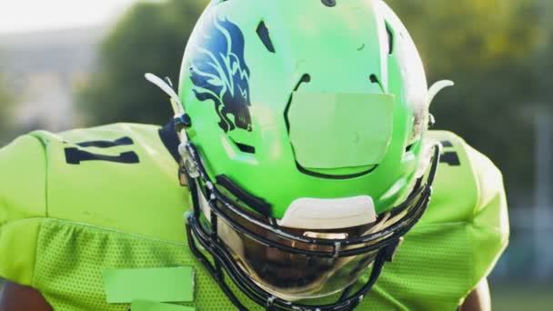 Vue du portrait du footballeur américain portant un casque regardant la caméra après l'entraînement. Homme en uniforme pendant le match. Concept sportif — Video