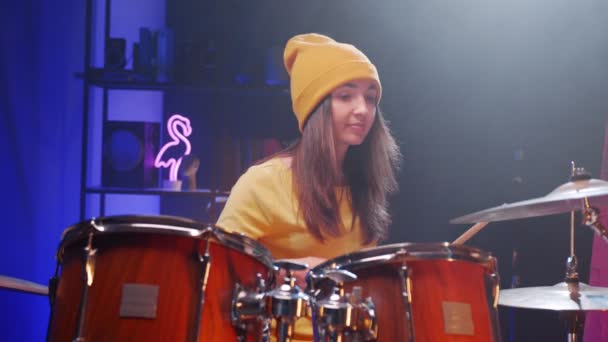Batterista. Vista ritratto in vita della giovane donna seduta al kit di batteria hi hat e che suona aggressivamente alla ripetizione — Video Stock