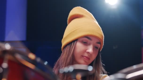 Konsere hazırlanırken sahnede davul çalan genç kadının portre görüntüsü. Müzik konseptinin memnuniyeti — Stok video