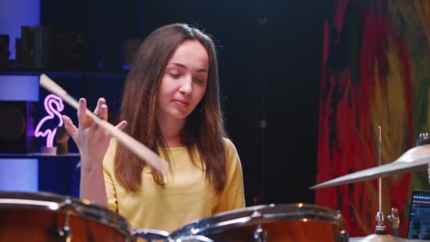 Före konserten. Närbild porträtt av en kvinnlig trummis som spelar trummor samtidigt som han tillbringar tid på plats för repetitioner — Stockvideo