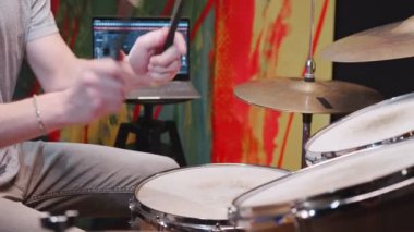 Konsere hazırlanırken bateri çalan erkek müzisyenin kırpılmış portre görüntüsü. Müzik ve hobiler