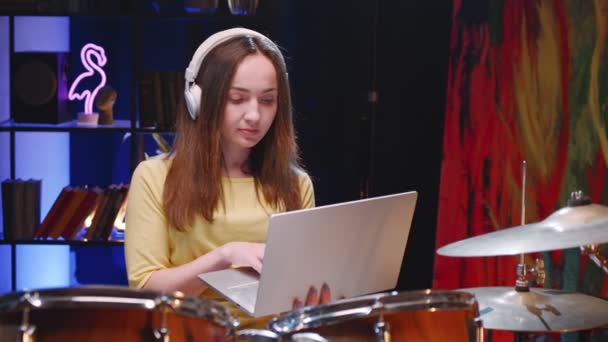 Pas se portrét pohled záběry moderní profesionální ženské hudebnice hrající na bubeníka a nahrávání jeho zvuku na mikrofon na svém notebooku — Stock video