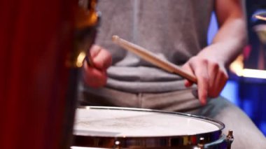 Davul çalan bir adamın yakın görüntüsü. Davulcu bageti eğlence enstrümanı müzik, rock, ses sahnesi zil metal müzisyeni konsepti