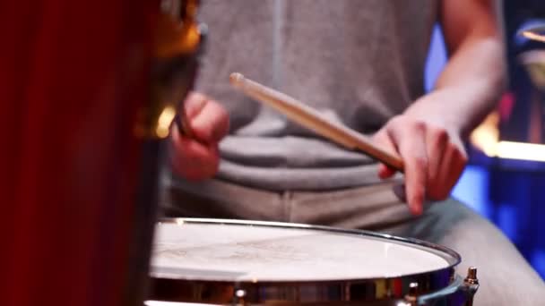 한 남자가 드럼을 연주하는 모습을 가까이 서 보 십시오. 드러머 드럼 스틱 엔터 테인 먼 트 악기, 록, 사운드 스테이지 심벌 메탈 음악가 개념 — 비디오