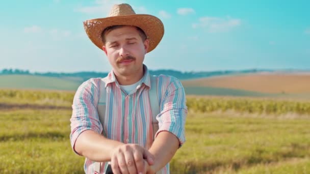 Közelkép felnőtt farmer gazdaság lapát kezét, és közelről nézi, miközben élvezi a munkáját a nyári napon. Mezőgazdasági üzleti koncepció — Stock videók