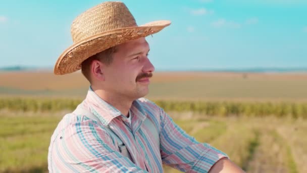 シリアルの分野で帽子の笑みを浮かべて大人の農家の肖像画。太陽の光の男が仕事の日の後にポーズをとって、カメラを見て笑って — ストック動画
