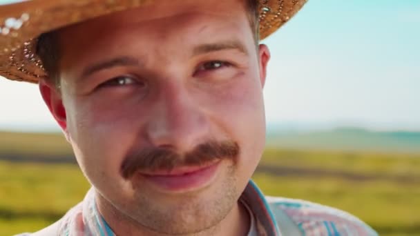 日没の作業日の後にカメラを見て口ひげを持つ男性農家のクローズアップ肖像画。農業事業の概念 — ストック動画
