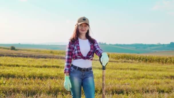 Portrait of happy female caucasian farmer showing cool gesture to the camera with the golden wheat field on the blue sky background. Farming concept — Stock Video