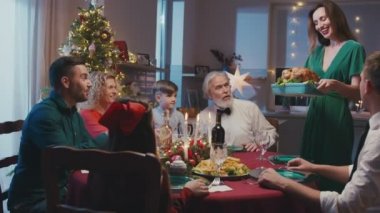 Büyük beyaz bir aile Noel 'i kutluyor, yemek masasında sohbet ediyorlar. Genç ve güzel bir kadın herkes alkışlarken kızarmış hindiyi masaya getiriyor..