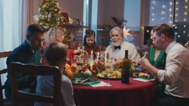 Mutlu Kafkas ailesi Noel 'i kutluyor, yemek masasında sohbet ediyor. Güzel arkadaşlar evde Noel yemeği yiyip, lezzetli yemekler yiyorlar..