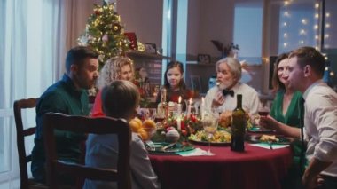 Mutlu Kafkas ailesi Noel 'i kutluyor, yemek masasında sohbet ediyor. Güzel arkadaşlar evde Noel yemeği yiyip, lezzetli yemekler yiyorlar..