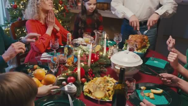 クリスマスを祝う幸せな白人の家族は、自宅のディナーパーティーテーブルでチャットします。誰もが見ている間に祖父は、ロースト七面鳥をカット. — ストック動画