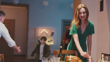 Kafkasyalı genç bir aile, çeşitli arkadaşlarını Noel arifesinde hediyelerle karşılıyor. Güzel arkadaşlar birbirlerine sarılıp hediyelerini veriyorlar..