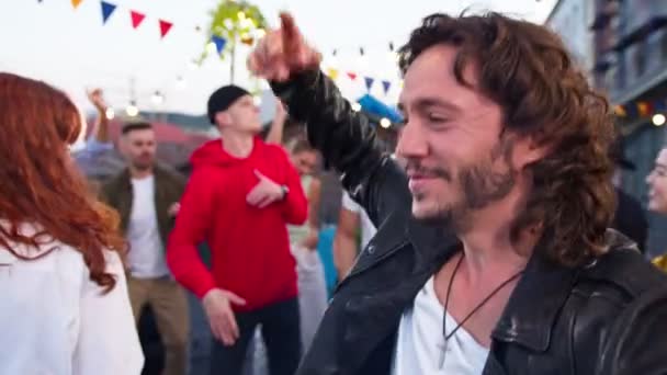 Νεαρός καυκάσιος κάνει βίντεο με τον φίλο του σε ένα πάρτι χρησιμοποιώντας smartphone, τραγουδώντας και χαμογελώντας στην κάμερα. Rooftop φίλους κόμμα διασκέδαση πίνοντας μπύρα και κοκτέιλ. — Αρχείο Βίντεο