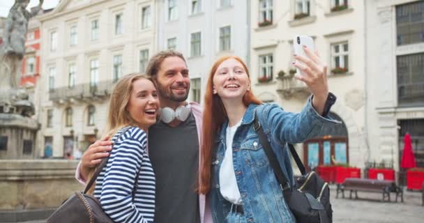 Três homens e mulheres melhores amigos filmando vídeo no smartphone na cidade. Jovens estudantes tirando fotos de selfie, sorrindo e rindo. Tecnologia, amizade, conceito de gadgets. — Vídeo de Stock