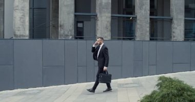 Resmi giysiler içinde çekici genç bir ofis çalışanı randevu alıyor. Kafkasyalı çalışkan bir iş kadını telefonda konuşuyor. İş, iş kavramı