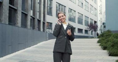 Resmi giysiler içinde çekici genç bir ofis çalışanı randevu alıyor. Kafkasyalı çalışkan bir iş kadını telefonda konuşuyor. İş, iş kavramı