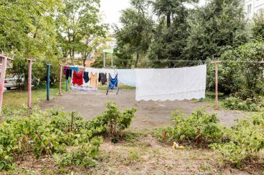 Khrushchyovka 'nın avlusundaki iple kurutulmuş çamaşırları. Khrushchyovka, Rusya 'da ve Sovyet sahasında yaygın olarak kullanılan düşük maliyetli bir apartman tipi. Ev kavramı. Rusya, Vladivostok.