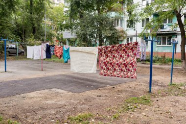 Khrushchyovka 'nın avlusundaki iple kurutulmuş çamaşırları. Khrushchyovka, Rusya 'da ve Sovyet sahasında yaygın olarak kullanılan düşük maliyetli bir apartman tipi. Ev kavramı. Rusya, Vladivostok.