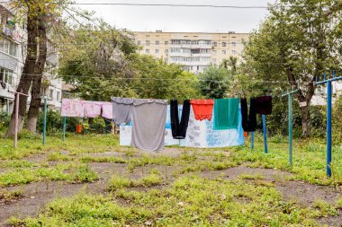 Khrushchyovka 'nın avlusundaki iple kurutulmuş çamaşırları. Khrushchyovka, Rusya 'da ve Sovyet sahasında yaygın olarak kullanılan düşük maliyetli bir apartman tipi. Ev kavramı. Rusya, Vladivostok.