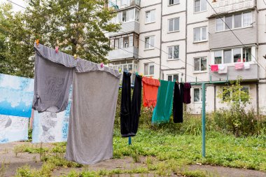 Khrushchyovka 'nın avlusundaki iple kurutulmuş çamaşırları. Khrushchyovka, Rusya 'da ve Sovyet sahasında yaygın olarak kullanılan düşük maliyetli bir apartman tipi. Ev kavramı. Rusya, Vladivostok.